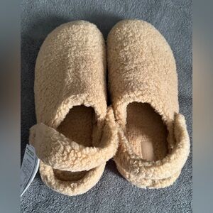 CROCS unisex Cream Fuzzy Slippers Size M 10 W 12